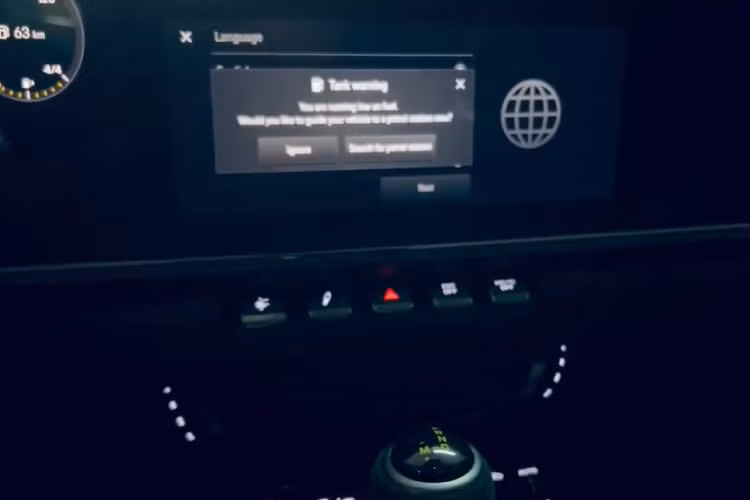 Ngoài việc lộ trang bị hộp số tự động 7 tốc độ PDK, chiếc xe thể thao Porsche 911 GT3 thế hệ 992 của 1 tay chơi chuyên sưu tầm xe hàng độc tại Sài thành còn thuộc diện mới tinh khi số đồng hồ km của xe chỉ dừng lại ở con số 65 km. 