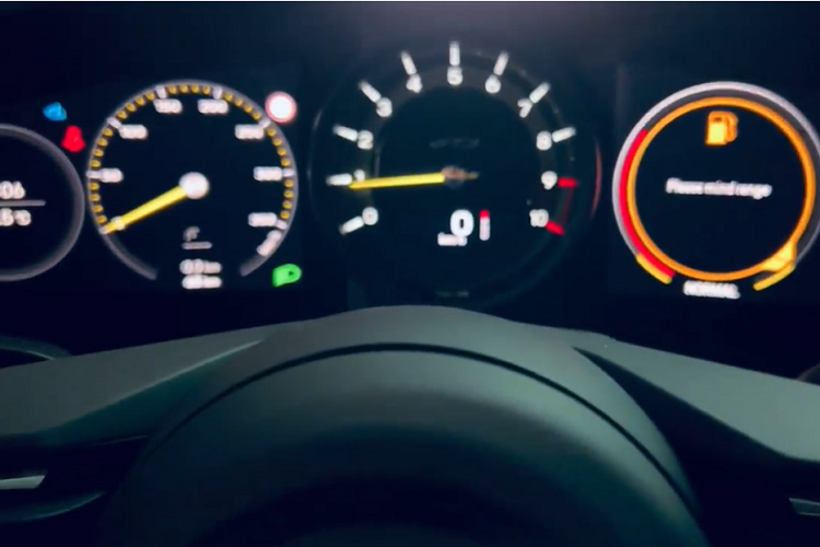 Với việc được trang bị hộp số tự động 7 tốc độ PDK, chiếc xe đua đường phố Porsche 911 GT3 thế hệ mới thứ 3 về nước chỉ mất thời gian từ 3,4 giây để tăng tốc từ vị trí xuất phát lên 100 km/h trước khi đạt vận tốc tối đa 318 km/h.