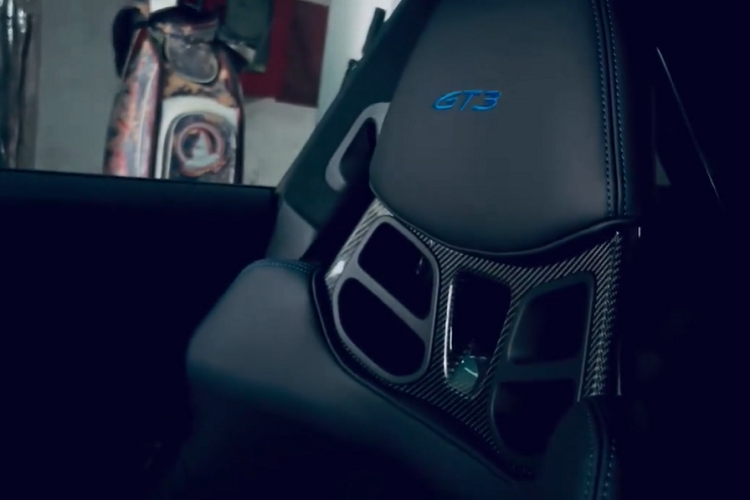 Chiếc xe đua đường phố Porsche 911 GT3 thế hệ 992 thứ 3 về dải đất hình chữ S có ngoại thất sơn màu xanh dương tương tự như xe của Cường "Đô-la" nhưng cách phối màu không giống nhau cùng các chi tiết khác, phần nóc xe được sơn đồng màu ngoại thất, logo bên cửa xe là Porsche cùng tem bạc và la-zăng 5 chấu kép thể thao của xe được mạ crôm sáng bóng kết hợp cùng kẹp phanh màu đỏ.
