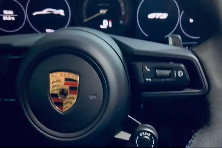 Porsche 911 GT3 thế hệ 992 sở hữu khối động cơ 6 xi-lanh, dung tích 4.0 lít, hút khí tự nhiên, sản sinh ra công suất tối đa 503 mã lực, cao hơn 10 mã lực so với bản cũ tại vòng tua máy 8.400 vòng/phút và mô-men xoắn cực đại cũng tăng thêm 10 Nm, lên mức 470 Nm tại tua máy 6.100 vòng/phút.