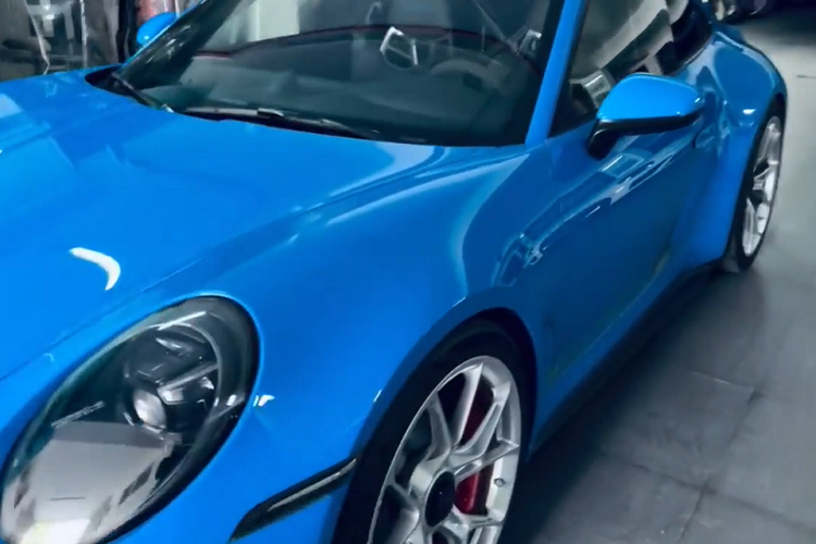 Hiện vẫn chưa rõ số tiền mà tay chơi xe Sài thành đã bỏ ra để sở hữu chiếc xe thể thao Porsche 911 GT3 2022 màu xanh dương mới về nước, nhưng dự đoán không dưới 20 tỷ đồng, giá xe Porsche phiên bản 911 GT3 992 tại thị trường nước ngoài đã trên 3,7 tỷ đồng.