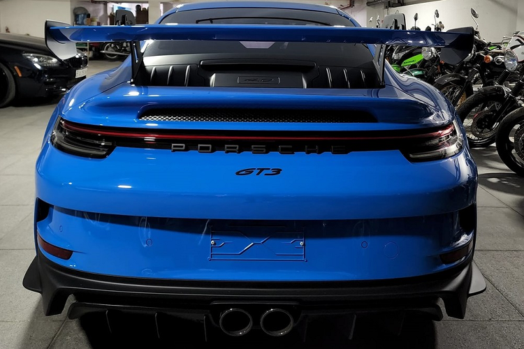 Đã có ít nhất 3 chiếc siêu xe Porsche 911 GT3 2022 được mang về dải đất hình chữ S và 2 trong số đó đã được chủ nhân làm xong các thủ tục đăng kiểm biển số cho xe, riêng chiếc xe Porsche 911 GT3 thế hệ 992 thứ 3 về Việt Nam đang được 1 tay chơi xe tại Sài thành cố gắng hoàn thành các thủ tục đăng ký "chứng minh nhân dân" sớm nhất cho xe.