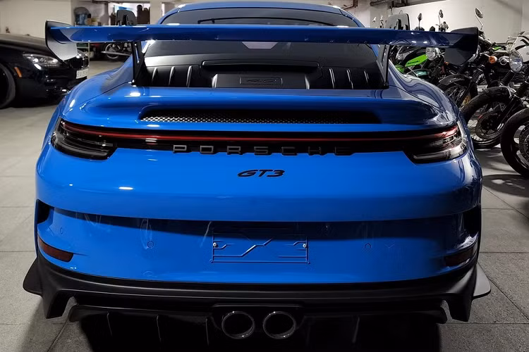 Đã có ít nhất 3 chiếc siêu xe Porsche 911 GT3 2022 được mang về dải đất hình chữ S và 2 trong số đó đã được chủ nhân làm xong các thủ tục đăng kiểm biển số cho xe, riêng chiếc xe Porsche 911 GT3 thế hệ 992 thứ 3 về Việt Nam đang được 1 tay chơi xe tại Sài thành cố gắng hoàn thành các thủ tục đăng ký "chứng minh nhân dân" sớm nhất cho xe.