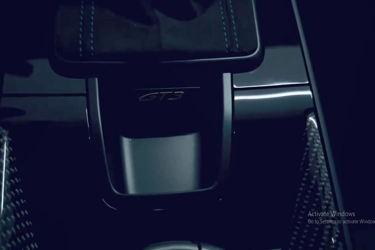 So với 2 chiếc xe đua đường phố Porsche 911 GT3 2022 còn lại chưa lộ ảnh nội thất, chiếc xe Porsche 911 GT3 2022 thứ 3 về nước đã được 1 người bạn của chủ nhân chia sẻ video quay lại nội thất của xe và cho thấy có khá nhiều đồ chơi ấn tượng bao gồm nhiều chi tiết ốp carbon, khung chống lật và chiếc xe Porsche 911 GT3 thế hệ 992 này sử dụng hộp số tự động