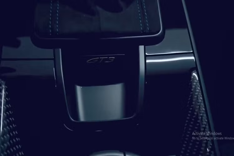 So với 2 chiếc xe đua đường phố Porsche 911 GT3 2022 còn lại chưa lộ ảnh nội thất, chiếc xe Porsche 911 GT3 2022 thứ 3 về nước đã được 1 người bạn của chủ nhân chia sẻ video quay lại nội thất của xe và cho thấy có khá nhiều đồ chơi ấn tượng bao gồm nhiều chi tiết ốp carbon, khung chống lật và chiếc xe Porsche 911 GT3 thế hệ 992 này sử dụng hộp số tự động