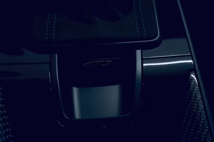 Nội thất xe có ghế ngồi kiểu xe đua với khung ghế bằng carbon kết hợp da cao cấp. Nhiều chi tiết trong khoang lái như bậc cửa, các tấm ốp đều làm từ carbon. Phía sau 2 ghế ngồi là bộ khung chống lật.