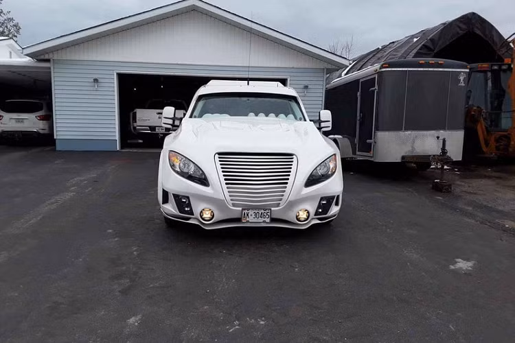 Về bộ bodykit, đầu xe gây ấn tượng với lưới tản nhiệt đồ sộ sơn trắng cùng màu thân xe và cụm đèn pha đặc trưng. Sự hoang dã tiếp tục được nhấn mạnh thông qua các vòm bánh xe độc đáo cùng cánh cửa mới lạ 