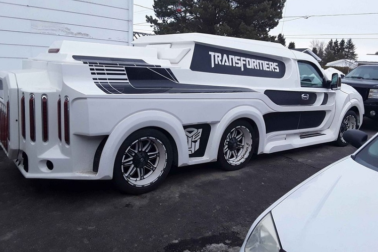 Thân xe Chevrolet Avalance độ Transformers được đại tu toàn bộ, với chiều dài gia tăng để chứa trục bánh thứ 3, biến Avalance trở thành "quái thú 6 chân".