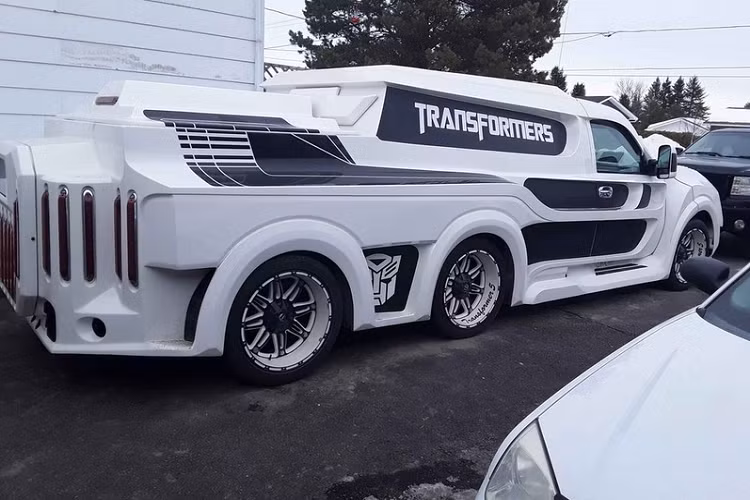 Thân xe Chevrolet Avalance độ Transformers được đại tu toàn bộ, với chiều dài gia tăng để chứa trục bánh thứ 3, biến Avalance trở thành "quái thú 6 chân".