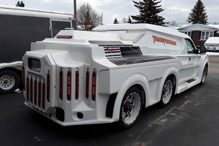 Phía sau xe cũng được sửa đổi toàn diện, chi tiết nổi bật nhất là 17 đèn LED đặt dọc và một khu vực có thể mở ra để hiển thị nhiều loa Pioneer hơn nữa.