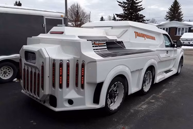 Phía sau xe cũng được sửa đổi toàn diện, chi tiết nổi bật nhất là 17 đèn LED đặt dọc và một khu vực có thể mở ra để hiển thị nhiều loa Pioneer hơn nữa.