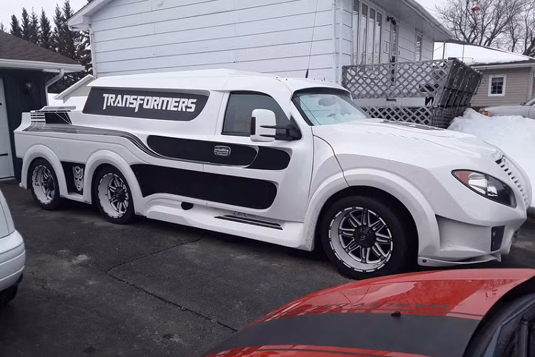 Ngam chiec Chevrolet Avalance 2003 do Transformers 6 banh sieu di