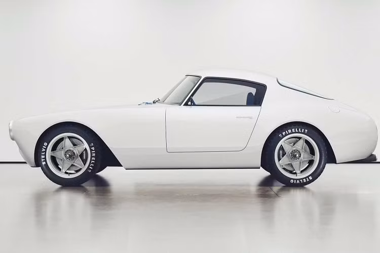  Ferrari 250 GT Berlinetta SWB được ra mắt lần đầu tại Paris Motor Show 1959 dưới dạng coupe với đèn pha nổi bật, mũi dài và mui rộng.