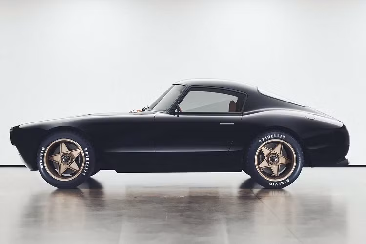 Mẫu xe được trang bị các bánh xe lấy cảm hứng từ những mảnh magie của Ferrari Campagnolo Style. Đằng sau là hệ thống phanh AP Racing.