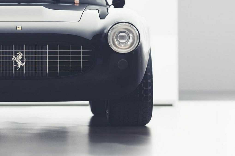 Forge Design đơn giản hóa và hiện đại hóa thiết kế của Competizione Ventidue so với 250 GT Berlinetta SWB nguyên bản. Thương hiệu không áp dụng thiết kế của các tấm cản ở các góc mũi, điều này làm cho mặt trước trông gọn gàng hơn.