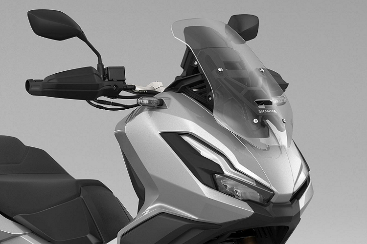 Ngoại hình của ADV 350 là sự kết hợp giữa sự đồ sộ của X-ADV 750 cùng đường nét thiết kế của ADV 150, thể hiện qua phần đầu xe khá tròn trịa, đi kèm là cụm đèn pha bố trí gọn gàng với cặp đèn pha LED cùng hai dải LED định vị ấn tượng.