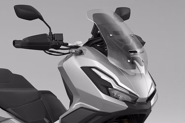 Ngoại hình của ADV 350 là sự kết hợp giữa sự đồ sộ của X-ADV 750 cùng đường nét thiết kế của ADV 150, thể hiện qua phần đầu xe khá tròn trịa, đi kèm là cụm đèn pha bố trí gọn gàng với cặp đèn pha LED cùng hai dải LED định vị ấn tượng.