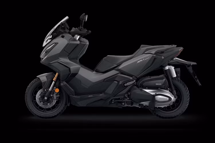 Về sức mạnh, Honda ADV 350 có chung động cơ eSP+ xylanh đơn, SOHC, dung tích 330cc, làm mát bằng dung dịch, sản sinh công suất 28,9 mã lực tại tua máy 7.500 vòng/phút và mômen xoắn cực đại 31,9 Nm tại tua máy 5.250 vòng/phút.