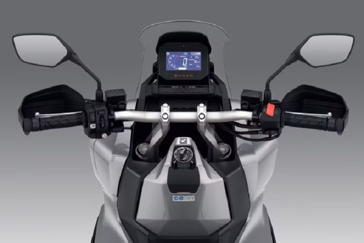 Yên xe là dạng yên liền một mảnh, nhưng được phân thành hai tầng khá rõ rệt nhằm tạo nên sự thoải mái cho cả người lái lẫn hành khách ngồi phía sau.