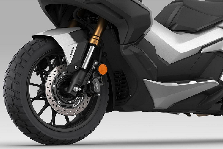 Phía trên là kính chắn gió có độ cao vừa phải, đủ để che lấy cụm đồng hồ và ngăn gió tạt vào người lái. Thân và đuôi xe Honda ADV 350 mang vẻ cơ bắp, cứng cáp nhờ thiết kế hình khối ăn khớp với nhau, phù hợp với phong cách Adventure của xe.