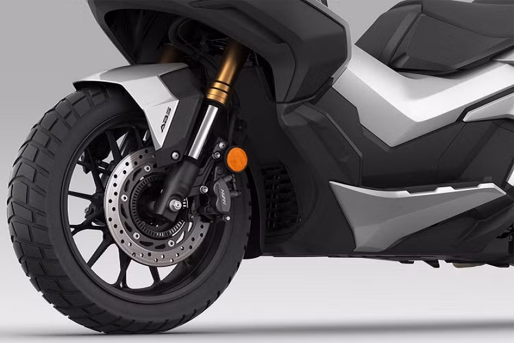 Phía trên là kính chắn gió có độ cao vừa phải, đủ để che lấy cụm đồng hồ và ngăn gió tạt vào người lái. Thân và đuôi xe Honda ADV 350 mang vẻ cơ bắp, cứng cáp nhờ thiết kế hình khối ăn khớp với nhau, phù hợp với phong cách Adventure của xe.