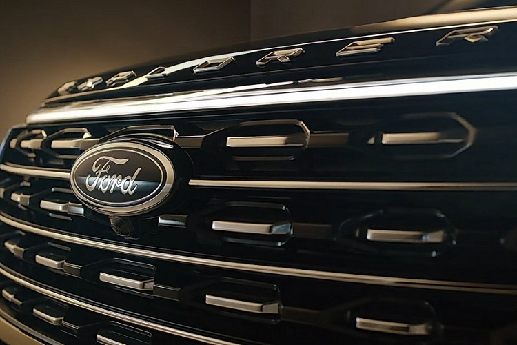 Nối liền với lưới tản nhiệt là cụm đèn pha mới, tích hợp dải đèn LED định vị ban ngày. Không dừng ở đó, dải đèn LED định vị ban ngày còn được kéo dài vắt ngang đầu xe, ngay phía trên lưới tản nhiệt.