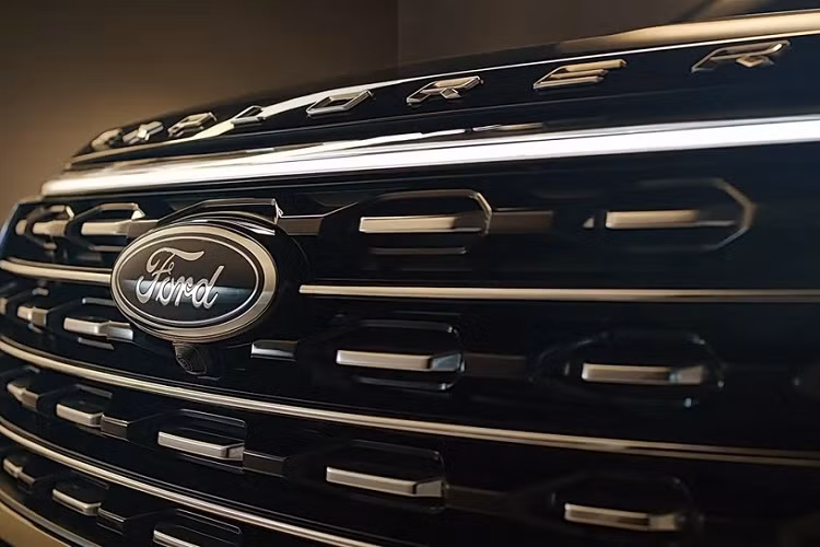 Nối liền với lưới tản nhiệt là cụm đèn pha mới, tích hợp dải đèn LED định vị ban ngày. Không dừng ở đó, dải đèn LED định vị ban ngày còn được kéo dài vắt ngang đầu xe, ngay phía trên lưới tản nhiệt.