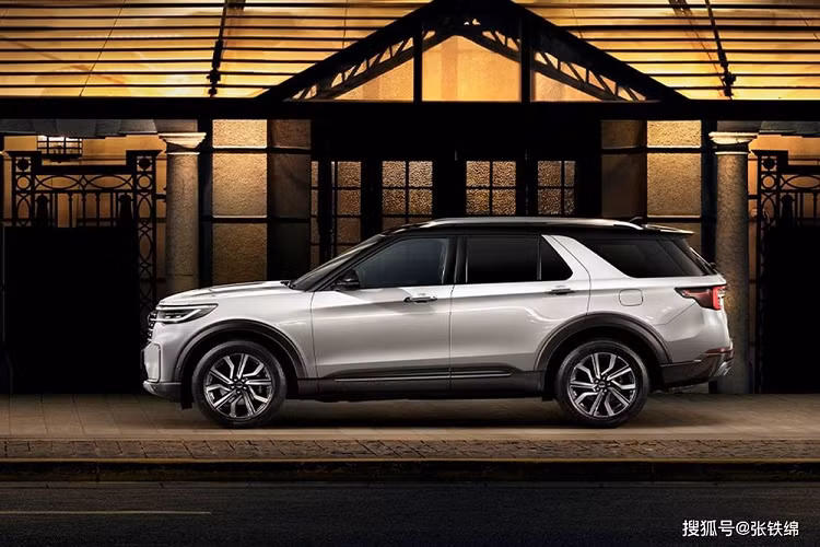 Vì chỉ là phiên bản nâng cấp giữa vòng đời nên Ford Explorer 2022 gần như giữ nguyên kích thước, bao gồm chiều dài 5.063 mm, chiều rộng 2.004 mm, chiều cao 1.778 mm và chiều dài cơ sở 3.025 mm. So với phiên bản cũ, xe có chiều dài ngắn hơn 12 mm.