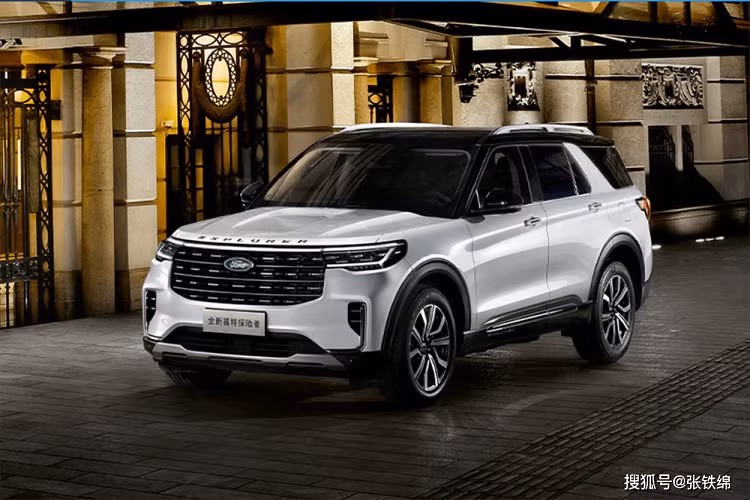 Đúng như những hình ảnh rò rỉ từ trước đó, Ford Explorer 2022 thay đổi đáng kể về thiết kế. Đồng thời, Ford Explorer 2022 tại Trung Quốc còn có thiết kế và trang bị khác biệt so với xe mới ra mắt Việt Nam.