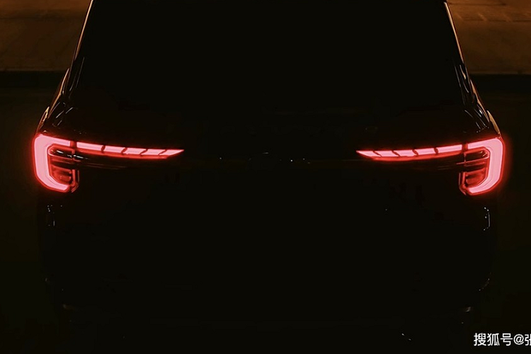 Bên cạnh đó, xe còn có bảng đồng hồ kỹ thuật số với màn hình 12,3 inch sau vô lăng, màn hình hiển thị thông tin kính lái HUD, cửa gió điều hòa trung tâm mỏng hơn trước và cụm điều khiển trung tâm cải tiến. Trên cụm điều khiển trung tâm này có núm xoay chuyển số mới.