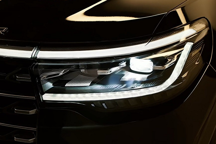 Trong khi đó, đèn sương mù trước không được thiết kế nằm ngang như cũ mà đặt trong hốc nằm dọc. Tiếp đến là viền mạ crôm hình chữ "L" kéo dài từ hốc đèn sương mù trước xuống hốc gió trung tâm và tấm ốp gầm giả màu bạc dưới cản trước. Ở bên sườn, mẫu SUV cỡ lớn này chỉ được bổ sung các loại vành la-zăng mới. Thiết kế của vành la-zăng cũng sẽ thay đổi theo phiên bản.