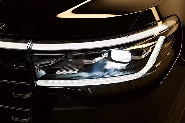 Trong khi đó, đèn sương mù trước không được thiết kế nằm ngang như cũ mà đặt trong hốc nằm dọc. Tiếp đến là viền mạ crôm hình chữ "L" kéo dài từ hốc đèn sương mù trước xuống hốc gió trung tâm và tấm ốp gầm giả màu bạc dưới cản trước. Ở bên sườn, mẫu SUV cỡ lớn này chỉ được bổ sung các loại vành la-zăng mới. Thiết kế của vành la-zăng cũng sẽ thay đổi theo phiên bản.