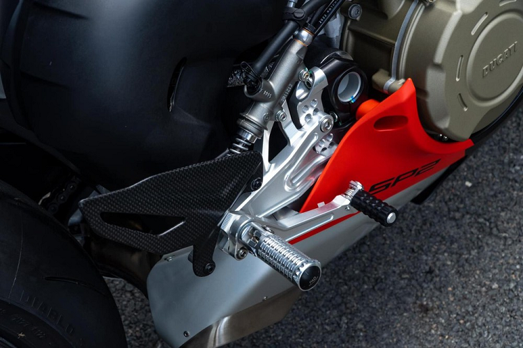 Ngoài ra xe còn được trang bị thêm cánh gió làm tăng khả năng bám đường. Tiếp đến là màu sơn đặc biệt “Winter Test” đen mờ với đa số các chi tiết được hoàn thiện bởi carbon với điểm nhấn là bình xăng sáng bóng hay các chi tiết sơn đỏ dùng những biểu tượng cờ Ý cách điệu chạy khắp thân xe.