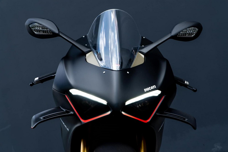Đến nay, các biker trong nước lại có dịp xôn xao khi một chiếc xe Ducati đắt tiền khác mới cập bến Việt Nam và đã sớm bàn giao cho chủ nhân, 1 biker cũng khá có tiếng. Đó là một chiếc xe Ducati Panigale V4 SP2 thừa hưởng khá nhiều từ các công nghệ đua xe Moto GP và đây là chiếc đầu tiên về nước. Được biết, chiếc xe Ducati Panigale V4 SP2 này mới ra mắt trên thế giới vào tháng 3 đầu năm nay.