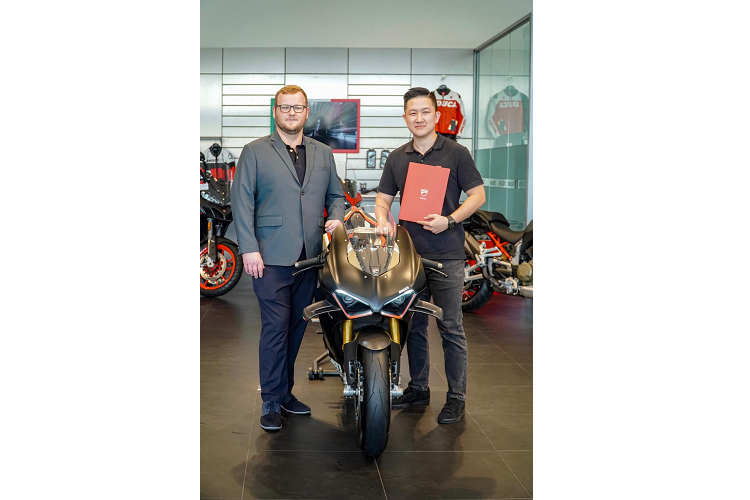 Tháng 4 đầu năm nay, tay chơi siêu xe đình đám nhất tại Việt Nam là ông Phạm Trần Nhật Minh, hay còn gọi là Minh "Nhựa" đã chi ra số tiền 6 tỷ đồng để sở hữu chiếc siêu môtô Ducati Superleggera V4 chỉ giới hạn sản xuất 500 chiếc.