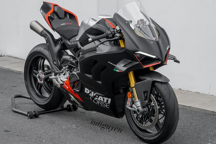 Giá xe Ducati Panigale V4 SP2 cũng khiến không ít người sốc và với nhiều người, số tiền trên dư sức mua chiếc xe sang Mercedes-Benz S450L Luxury 2022 để trải nghiệm cảm giác êm ái ngoài "chức năng"che gió che mưa mà Ducati Superleggera V4 không thể có.