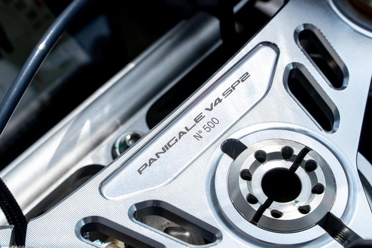 Carbon luôn là thứ vật liệu được các hãng siêu xe và mô tô đưa vào trong chiến mã của mình nhiều nhất vừa có thể giảm trọng lượng nhưng đồng thời cũng tăng sự cá tính cho xe, Ducati Panigale V4 SP2 cũng không ngoại lệ, từ mâm xe, các chi tiết ốp và vè chắn bùn đều được làm từ chất liệu đắt tiền này.