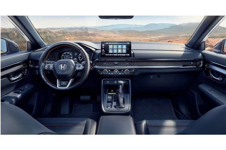 Nội thất của Accord 2023 khả năng cao sẽ áp dụng phong cách đơn giản tương tự như Civic và CR-V mới, với màn hình cảm ứng trung tâm kiểu độc lập và dải mắt lưới tổ ong chạy ngang nằm trên hốc gió điều hòa.