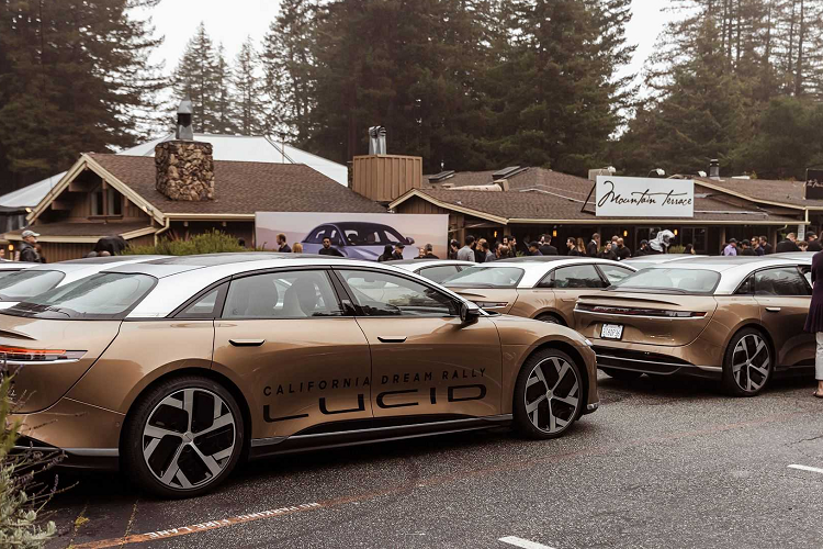 Phiên bản này được cung cấp bởi hai động cơ điện sản sinh công suất 933 mã lực. Phiên bản Dream Edition Performance cũng có thiết lập AWD động cơ kép, nhưng có công suất lớn hơn 1.111 mã lực. Điều này cho phép mẫu xe có khả năng tăng tốc từ 0 - 100 km/h trong vòng 2,7 giây.