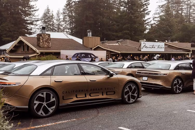 Phiên bản này được cung cấp bởi hai động cơ điện sản sinh công suất 933 mã lực. Phiên bản Dream Edition Performance cũng có thiết lập AWD động cơ kép, nhưng có công suất lớn hơn 1.111 mã lực. Điều này cho phép mẫu xe có khả năng tăng tốc từ 0 - 100 km/h trong vòng 2,7 giây.