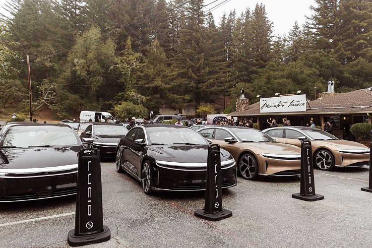 Tuy nhiên, công ty khởi nghiệp EV hiện đang chấp nhận đặt chỗ cho các phiên bản có trang trí Pure, Touring và Grand Touring của Lucid Air. Việc đặt chỗ yêu cầu một khoản phí hoàn trả đầy đủ 300 Euro.