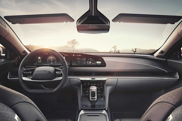 Phạm vi lái xe trên chu trình kết hợp WLTP là 861 km với trang bị bộ mâm xe 19 inch. Cả hai phiên bản đều có cấu trúc điện 900V+ cho phép sạc cực nhanh. Giá xe Lucid Air Dream Edition ở châu Âu thậm chí còn đắt hơn ở Hoa Kỳ với giá khởi điểm là 169.000 Đô.