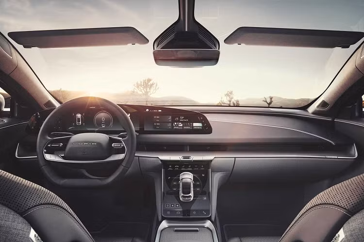 Phạm vi lái xe trên chu trình kết hợp WLTP là 861 km với trang bị bộ mâm xe 19 inch. Cả hai phiên bản đều có cấu trúc điện 900V+ cho phép sạc cực nhanh. Giá xe Lucid Air Dream Edition ở châu Âu thậm chí còn đắt hơn ở Hoa Kỳ với giá khởi điểm là 169.000 Đô.