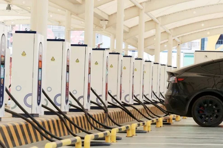 Báo cáo này được đưa ra tại thời điểm Chính phủ Trung Quốc đang tích cực thúc đẩy phát triển và ứng dụng các phương tiện dùng năng lượng “xanh”. Thời gian qua, Trung Quốc đã không tiếc tiền đẩy mạnh hệ thống sạc công cộng để phục vụ người tiêu dùng chuyển đổi sang phân khúc mới.