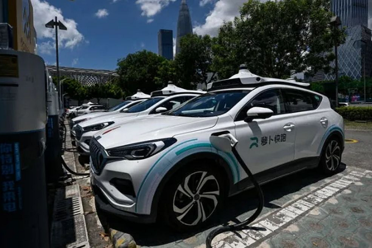 Không chỉ có Trung Quốc, nhiều nước trên thế giới cũng đang đẩy mạnh việc điện khí hoá các phương tiện. Theo đó, Chính phủ Hoa Kỳ đã ban hành luật cơ sở hạ tầng dành 5 tỷ USD để xây dựng mạng lưới cổng sạc xe điện trên toàn quốc, dọc theo các hành lang du lịch chính trong nước. Trong khi Đức đã 6,4 tỷ USD để hỗ trợ ngành công nghiệp sạc.