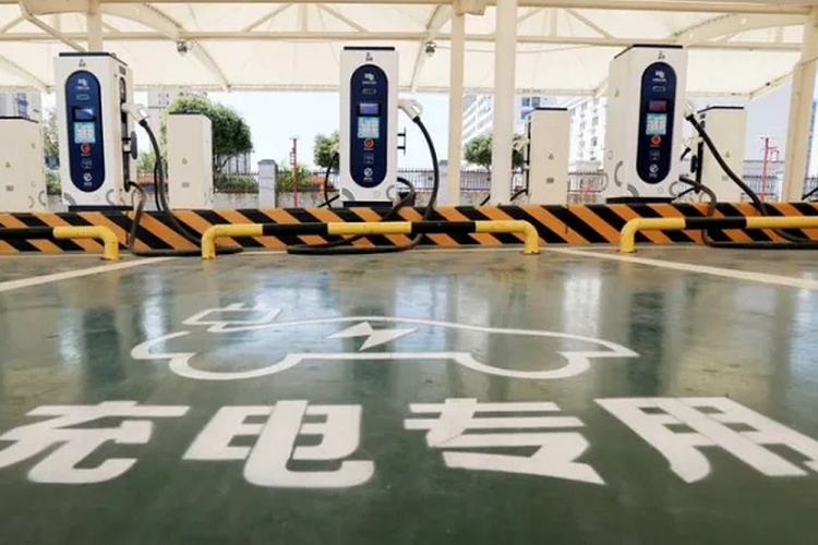 Tuy nhiên, bất chấp chiến lược mở rộng mạnh mẽ mạng lưới trạm sạc xe điện, Mỹ và châu Âu vẫn tụt hậu rất nhiều so với Trung Quốc trong việc xây dựng cơ sở hạ tầng. Theo phân tích của của BloombergNEF, 12.900 bộ sạc công cộng được triển khai trên khắp Hoa Kỳ và 442.000 ở châu Âu vào cuối năm 2021, con số này ở Trung Quốc là 1,15 triệu bộ. Một báo cáo cho biết, chỉ trong 12 tháng qua Trung Quốc đã bổ sung thêm 592.000 bộ sạc công cộng cho xe điện.