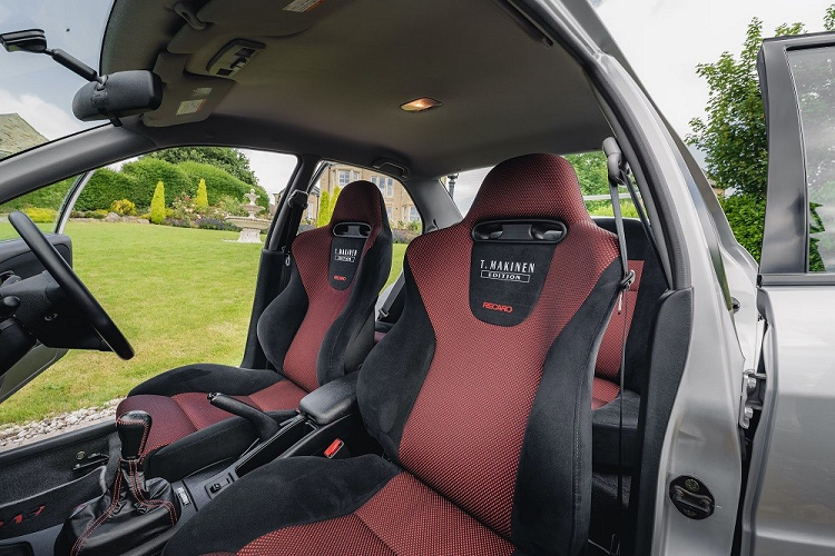 Sẽ không ngạc nhiên nếu những chiếc xe tương tự sẽ tiếp tục tăng giá trong tương lai. Chiếc Mitsubishi Lancer Evolution VI Tommy Makinen Edition này được sơn màu bạc Satellite Silver và trông vẫn còn khá mới. Bên trong xe là không gian nội thất bọc da lộn tổng hợp màu đen với những điểm nhấn màu đỏ tương phản.