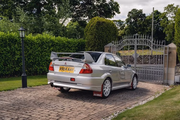 Trên toàn thế giới, chỉ đúng 2.500 chiếc Mitsubishi Lancer Evolution VI Tommy Makinen Edition từng được sản xuất. Xe được bán đấu giá kể trên là chiếc thứ 75 xuất xưởng. Chỉ có đúng 2.500 chiếc Mitsubishi Lancer Evolution VI Tommy Makinen Edition như thế này được sản xuất trên toàn thế giới