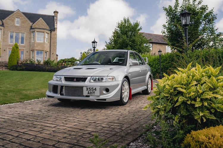 "Trái tim" của Mitsubishi Lancer Evolution VI Tommy Makinen Edition là động cơ xăng 4 xi-lanh thẳng hàng, tăng áp, dung tích 2.0L, sản sinh công suất tối đa 280 mã lực. Động cơ kết hợp với hộp số sàn 5 cấp và hệ dẫn động 4 bánh 4WD.
