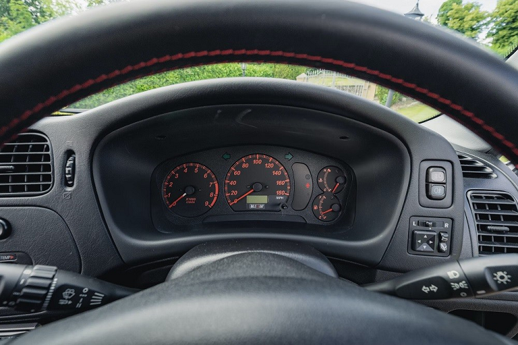 Những điểm nhấn "ăn tiền" tiếp theo của chiếc xe là gương chiếu hậu chỉnh điện, bộ vành Enkei Ralliart 17 inch màu trắng, đi kèm lốp Michelin Pilot Sport 4, cùm phanh Brembo màu đỏ thể thao, chắn bùn Ralliart màu đỏ sau 4 bánh, ghế Recaro thể thao ở hàng phía trước thêu dòng chữ "Tommy Makinen", vô lăng Momo khâu bằng chỉ màu đỏ, dàn âm thanh VDO với đầu đĩa CD, hệ thống điều hòa, cần số bọc da thật và hệ thống điều hướng mô-men xoắn Active Yaw Control.